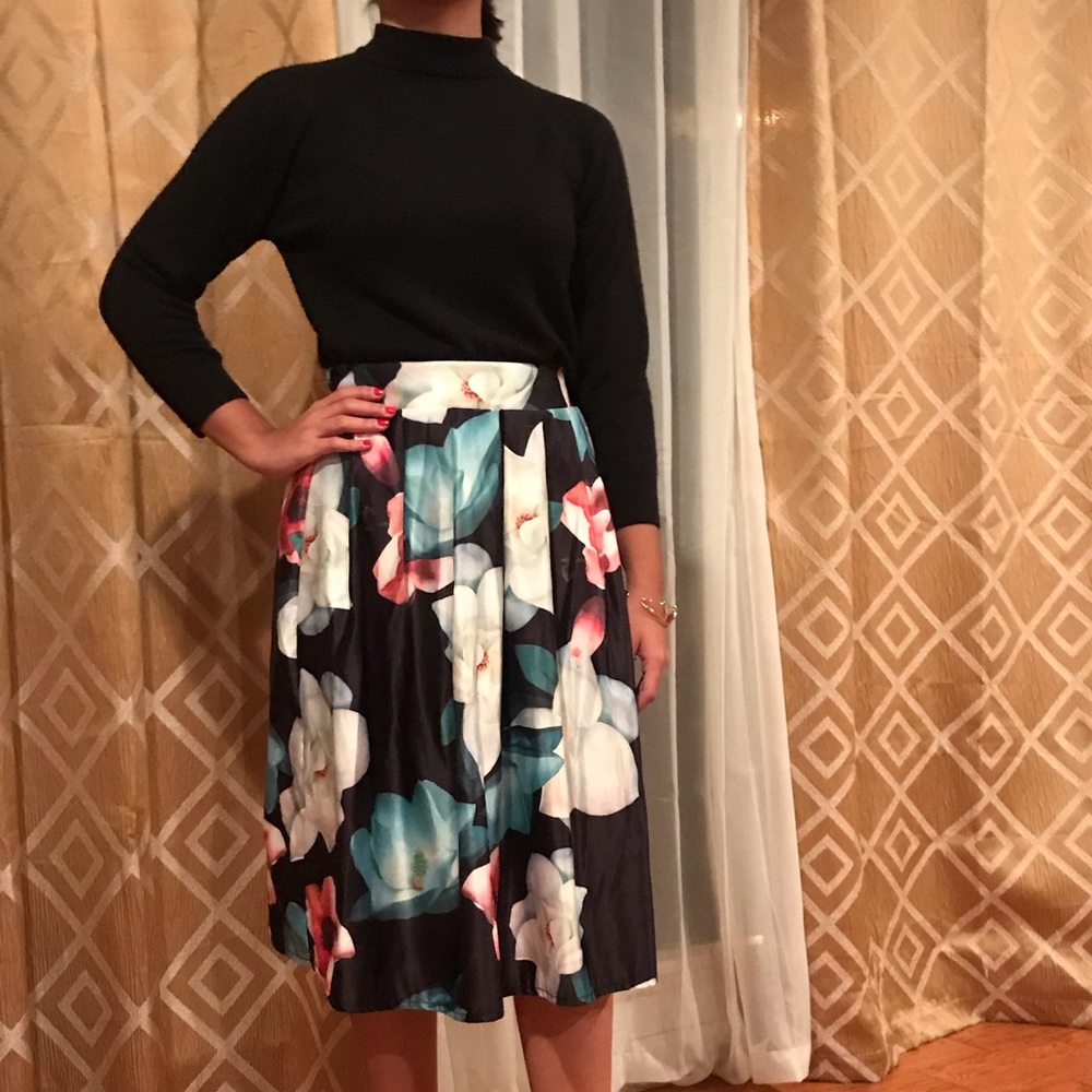 Floral pleaded Midi skirt. knee length.